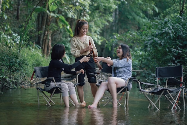 Groupe de filles asiatiques profitant d'une journée au camping pendant les vacances