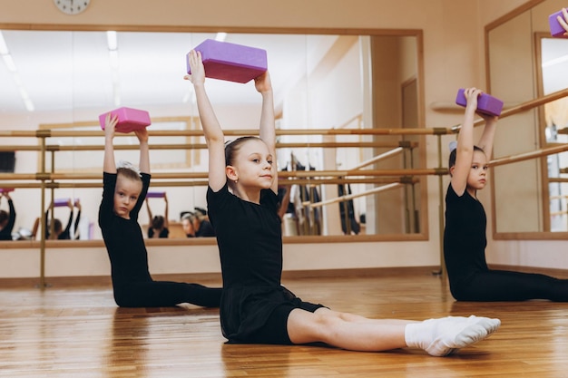 Un groupe de filles faisant de la gymnastique faisant des exercices de gymnastique.