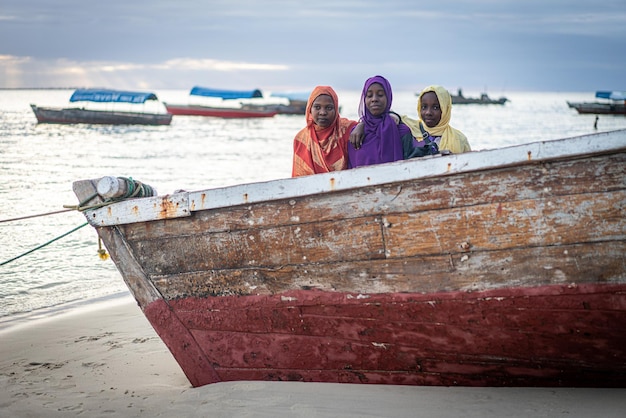 Groupe de filles musulmanes ensemble sur la plage