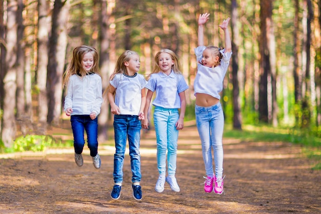 Un groupe de filles s'amusant dans la forêt