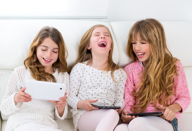 groupe de filles trois enfants soeur kid jouer ensemble avec les tablet pc