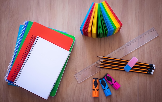 Groupe de fournitures scolaires et de livres sur un bureau accessoires pour étudiants espace de copie de la journée de l'enseignant pour le texte retour au concept de l'école