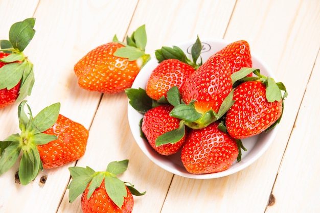 Groupe fraise rouge mûre sur table en bois