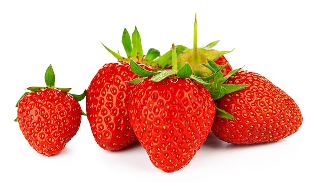 Groupe de fraises avec des feuilles isolées sur fond blanc.