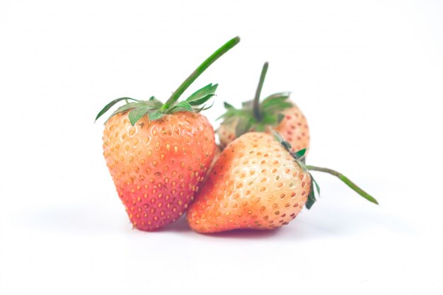 Groupe de fraises sur fond blanc.