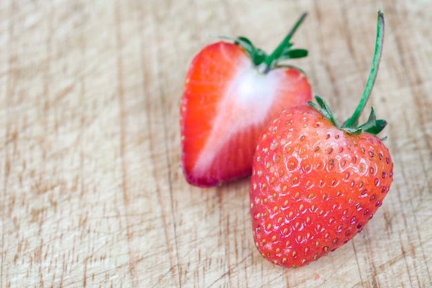 Groupe de fraises sur fond de bois.