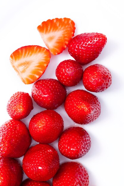 Groupe de fruits fraises naturelles sur fond blanc