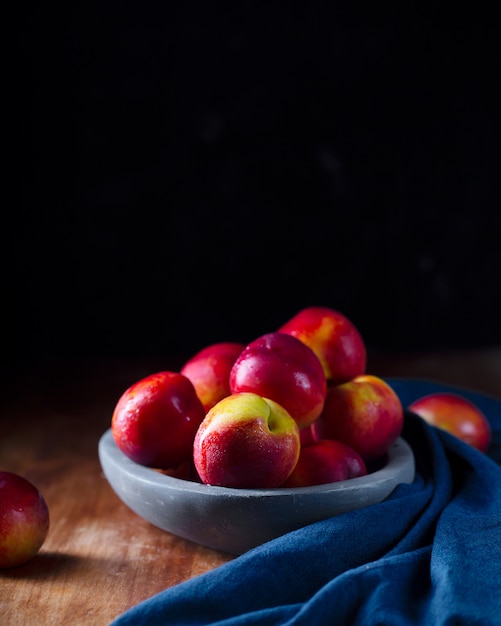 Un groupe de fruits ou de pêches nectarines colorées sur une plaque