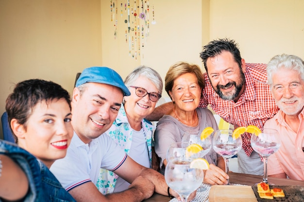 Groupe gai de portrait d'ami d'âges mélangés