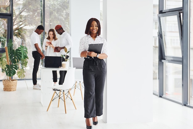 Photo groupe de gens d'affaires afro-américains travaillant ensemble au bureau