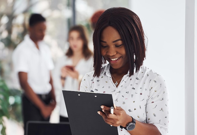 Groupe de gens d'affaires afro-américains travaillant ensemble au bureau