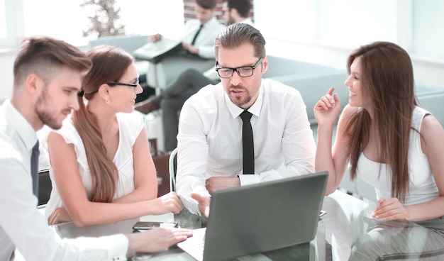 Groupe de gens d'affaires assis au bureau