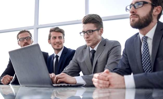 Groupe de gens d'affaires assis à un bureau