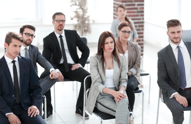 Groupe de gens d'affaires assis dans la salle de réunionconcept d'entreprise