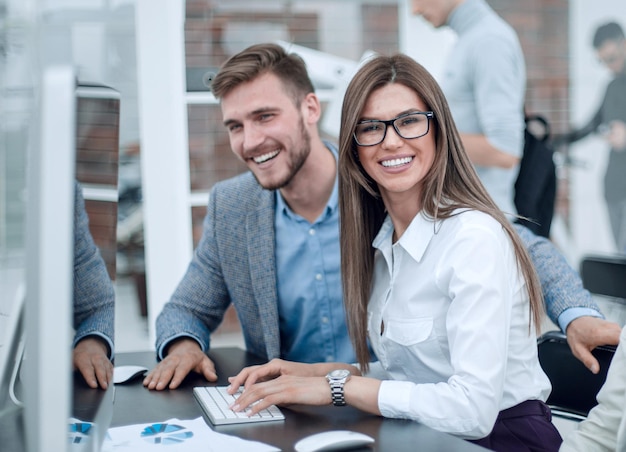 Groupe de gens d'affaires assis à la table de bureau