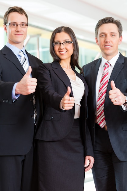 groupe de gens d'affaires au bureau