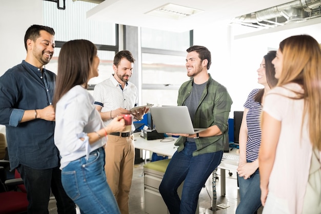 Groupe de gens d'affaires ayant une conversation informelle pendant la pause