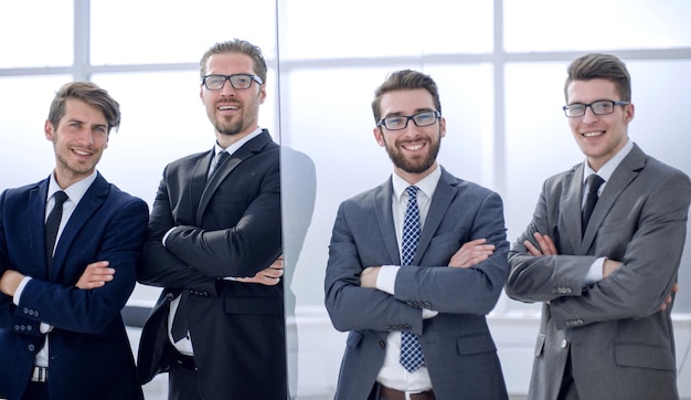Groupe de gens d'affaires confiants debout dans l'officephoto avec espace de copie