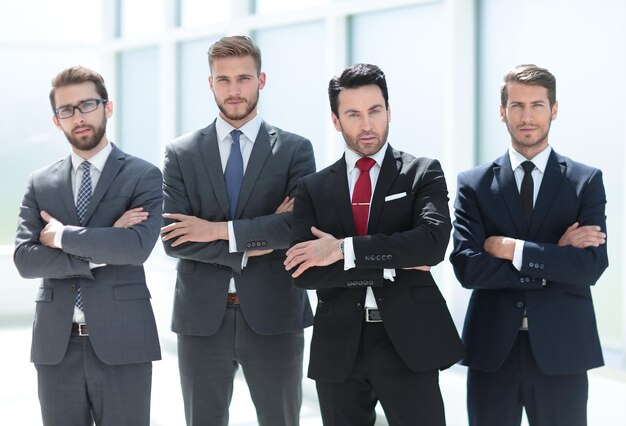 Groupe de gens d'affaires confiants debout ensemble le concept de travail d'équipe