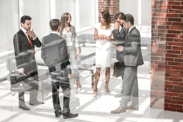 Groupe de gens d'affaires debout dans le hallphoto de la Banque avec espace de copie