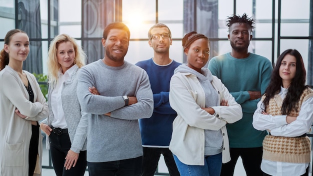 Photo groupe de gens d'affaires debout à la fenêtre d'un bureau moderne