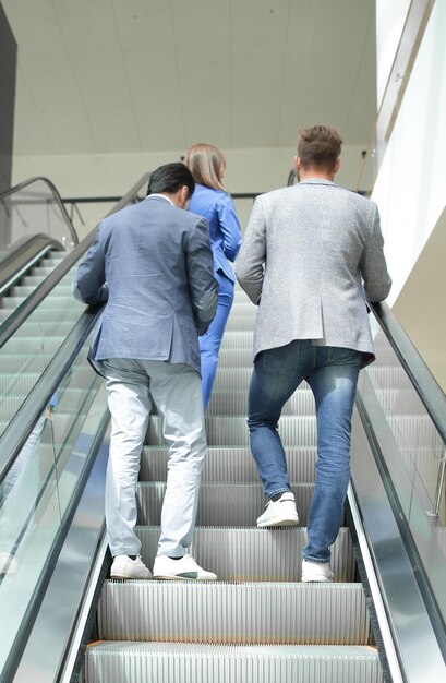 Groupe de gens d'affaires debout sur les marches du concept d'entreprise d'escalator