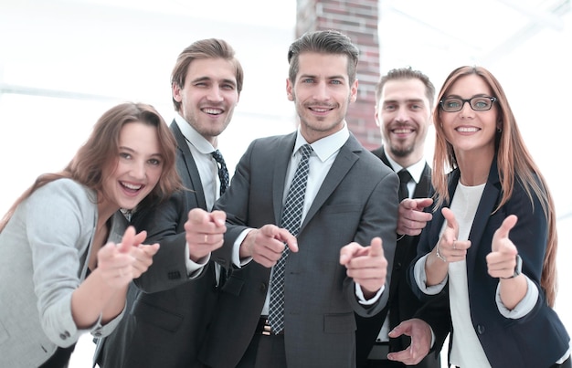 Un groupe de gens d'affaires debout et pointant vers vous