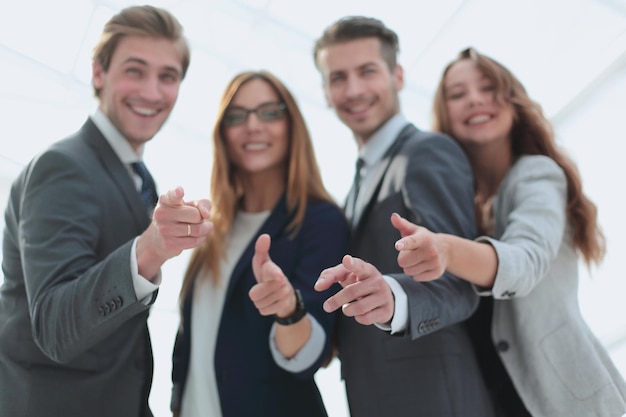 Un groupe de gens d'affaires debout et pointant vers vous