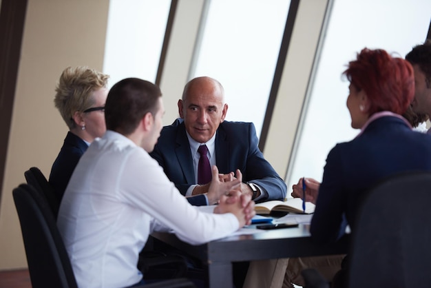 un groupe de gens d'affaires en démarrage se réunit dans un intérieur de bureau moderne et lumineux, des investisseurs seniors et de jeunes développeurs de logiciels