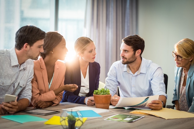 Groupe de gens d'affaires discutant au bureau