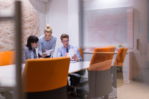 Groupe de gens d'affaires discutant du plan d'affaires au bureau