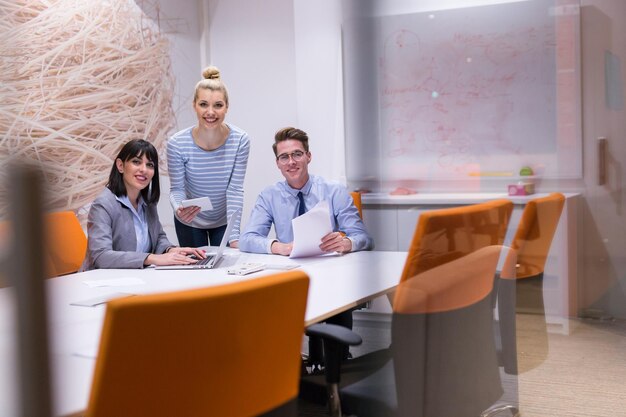 Groupe de gens d'affaires discutant du plan d'affaires au bureau