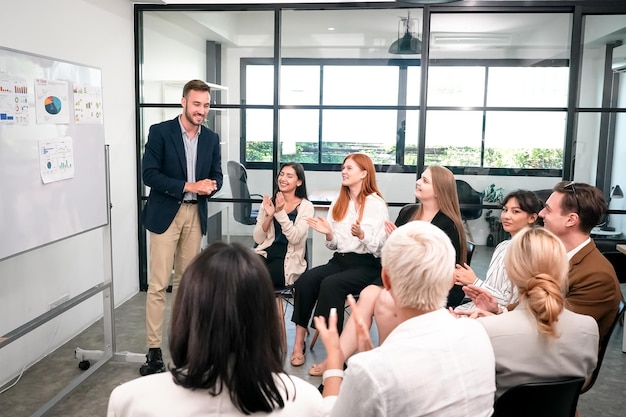 Groupe de gens d'affaires divers brainstorming concept de réunion travaillant dans le concept de bureau