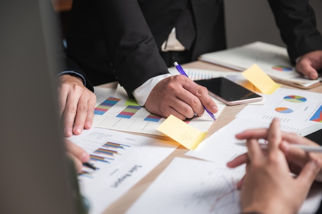 Groupe de gens d'affaires divers Concept de réunion de remue-méninges, travaillant dans le concept de bureau