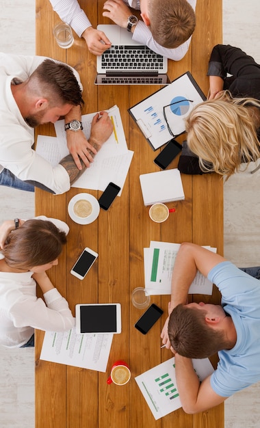 Groupe de gens d'affaires épuisé le sommeil au bureau, vue du dessus