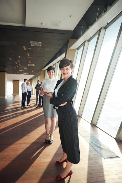 groupe de gens d'affaires, femmes en tant que chefs d'équipe se tenant ensemble dans un intérieur de bureau moderne et lumineux