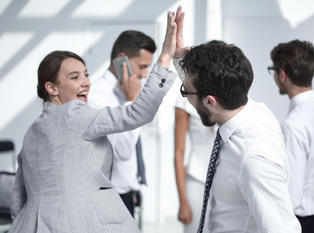 Groupe de gens d'affaires heureux au bureau en semaine