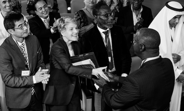 Un groupe de gens d'affaires internationaux se saluent mutuellement