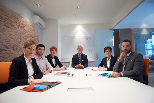 groupe de gens d'affaires avec de jeunes adultes et des personnes âgées lors d'une réunion à l'intérieur d'un bureau moderne et lumineux.