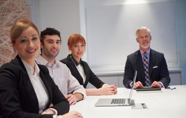 groupe de gens d'affaires avec de jeunes adultes et des personnes âgées lors d'une réunion à l'intérieur d'un bureau moderne et lumineux.