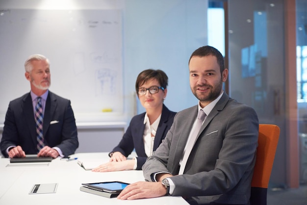 groupe de gens d'affaires avec de jeunes adultes et des personnes âgées lors d'une réunion à l'intérieur d'un bureau moderne et lumineux.