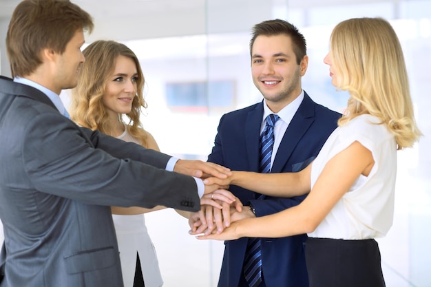 Groupe de gens d&#39;affaires joignant les mains