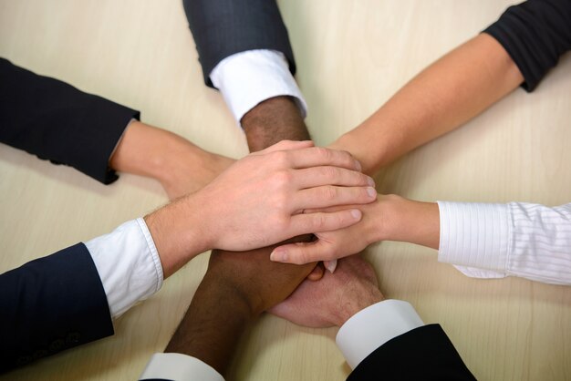 Groupe de gens d'affaires joignant les mains.