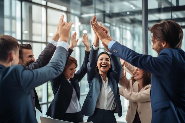 Groupe de gens d'affaires avec leurs mains en l'air