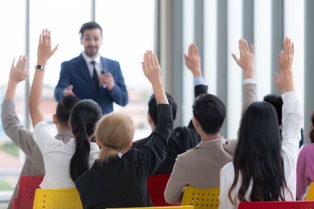 Un groupe de gens d'affaires organise un séminaire Discutez du succès de faire des affaires à une époque axée sur la technologie