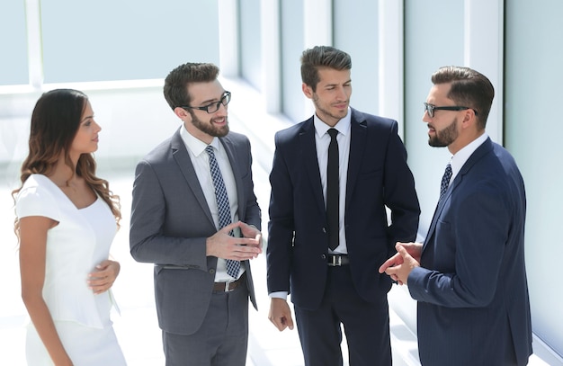 Groupe de gens d'affaires parlant debout au bureau