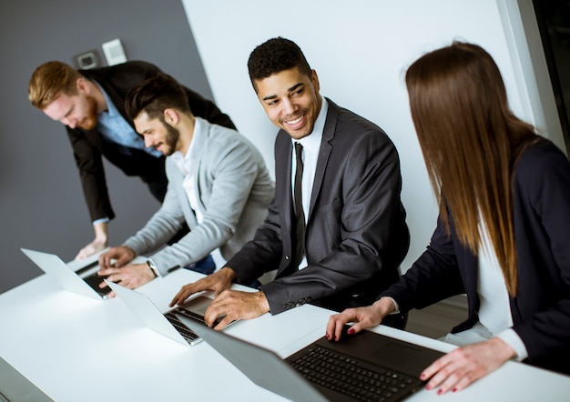 Groupe de gens d&#39;affaires partageant leurs idées au bureau