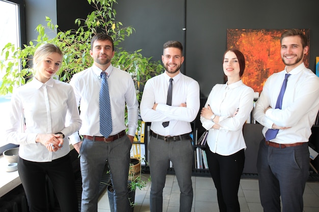 Groupe de gens d'affaires prospères sur le fond du bureau.