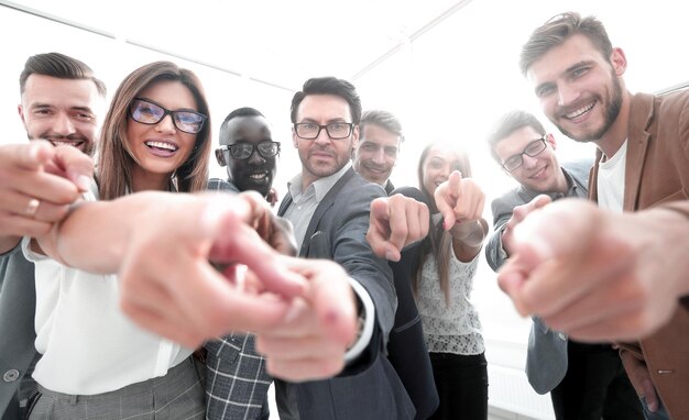 Groupe de gens d'affaires prospères pointant vers vous