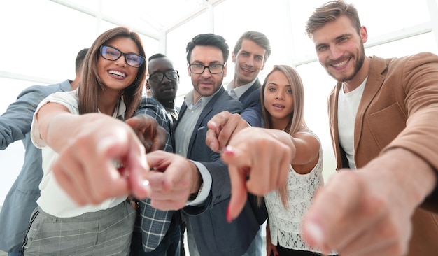 Groupe de gens d'affaires prospères pointant vers vous